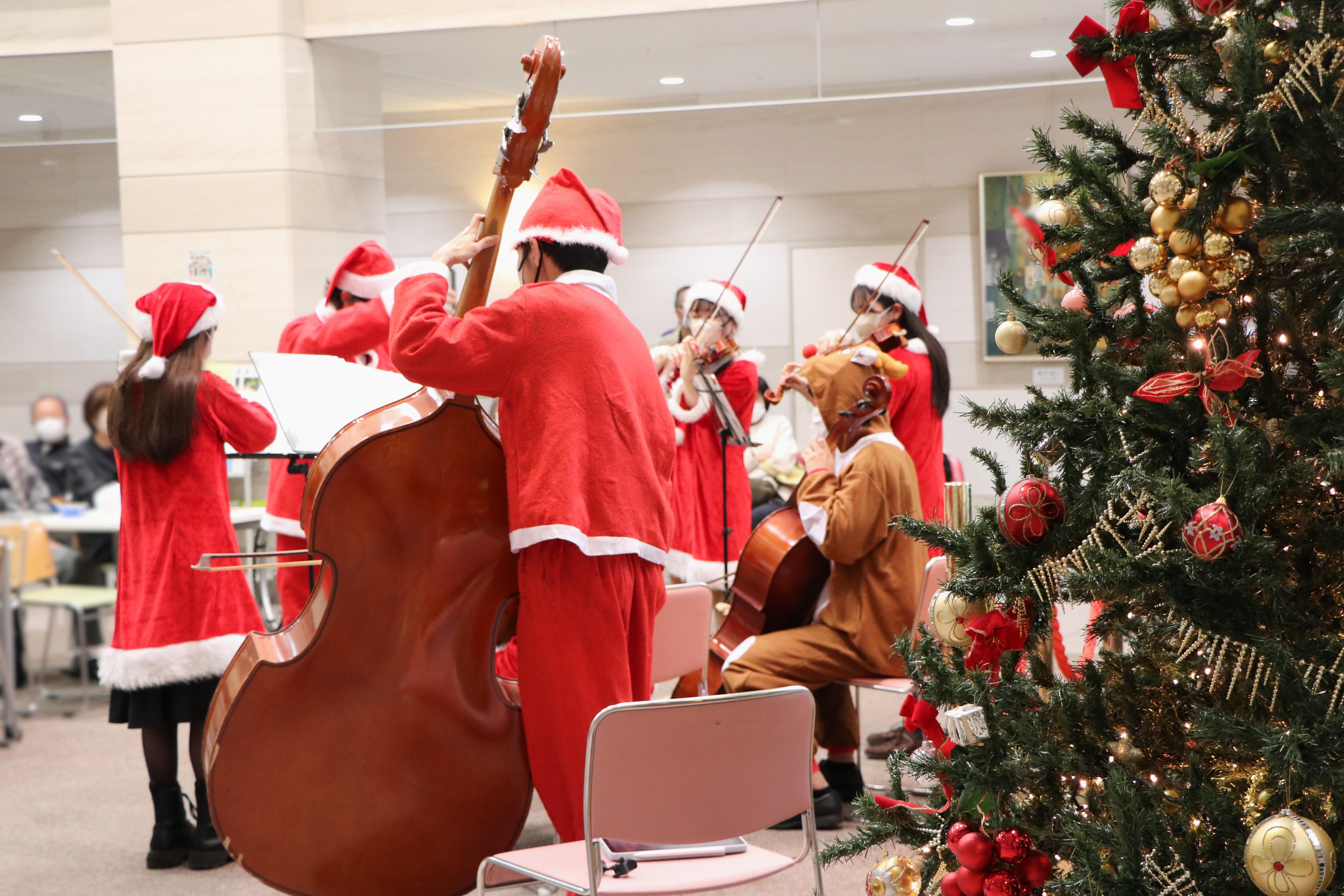 サンタクロースとトナカイの姿で演奏していただきました